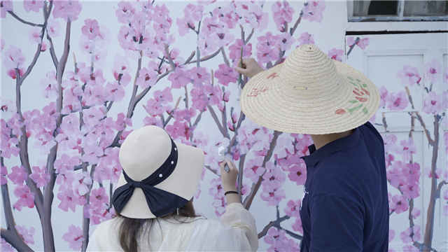 白墙“摇身一变”成彩绘大片这群年轻人用墙绘打造美丽乡村(图3) 白墙“摇身一变”成彩绘大片这群年轻人用墙绘打造美丽乡村(图3)