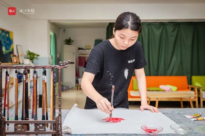 现代“神笔马良”!顺德90后墙绘师用笔画出满墙水乡风情→(图6) 现代“神笔马良”!顺德90后墙绘师用笔画出满墙水乡风情→(图6)