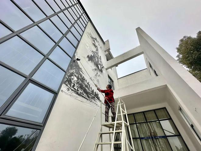 网红农民画家现身房县作画 巨幅墙绘点“靓”交旅融合(图2) 网红农民画家现身房县作画 巨幅墙绘点“靓”交旅融合(图2)