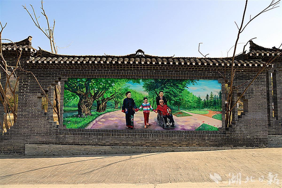 冷冰冰的墙变得会“说话” 手绘文化墙走俏竹山乡村(图2)