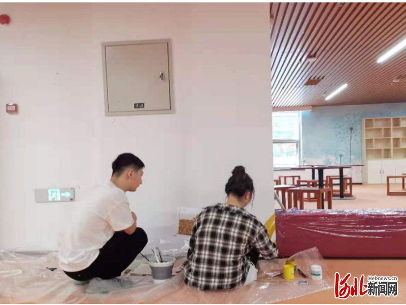 河北工艺美术职业学院新媒体艺术系师生开展墙绘志愿服务活动(图2)
