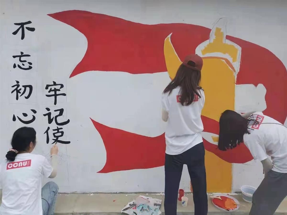 墙绘制作、艺术体验课华中师大美院学子以美育助力乡村建设(图3) 墙绘制作、艺术体验课华中师大美院学子以美育助力乡村建设(图3)