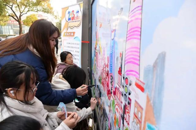 静安这里孩子们用多彩画笔描绘社区生活→(图4)