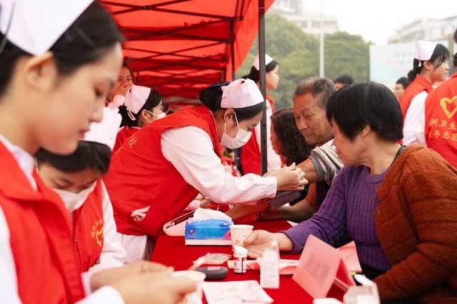 广东开启2024年学雷锋全民志愿服务行动月 志愿服务助力乡村绿化(图3)