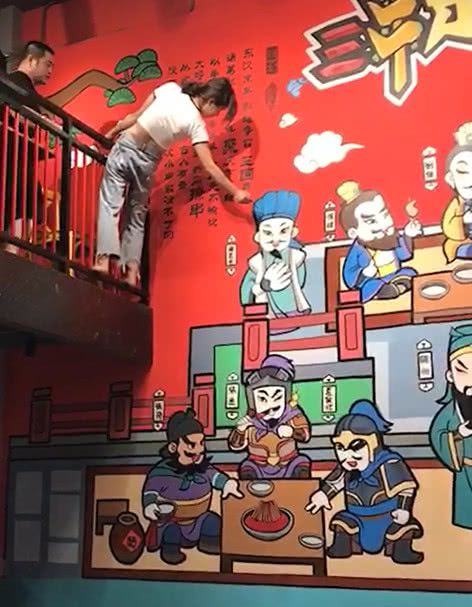 小姐姐画墙绘解锁新技能看完整个作品后网友：原谅手残党(图2)