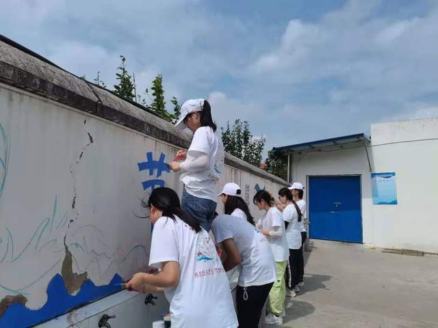 武汉一高校14名大学生在乡村义务墙绘 助力乡村振兴(图2)