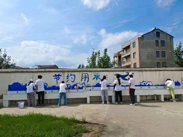 武汉一高校14名大学生在乡村义务墙绘 助力乡村振兴(图3)