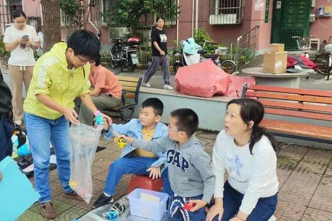 画墙绘、开市集、做路灯……友谊“社区小先生”生活真精彩!(图5) 画墙绘、开市集、做路灯……友谊“社区小先生”生活真精彩!(图5)
