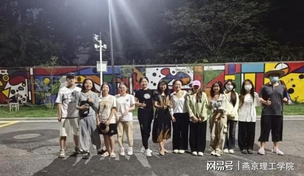 夏日炎炎师生共绘校园新貌——燕理墙绘实践活动圆满成功(图4) 夏日炎炎师生共绘校园新貌——燕理墙绘实践活动圆满成功(图4)