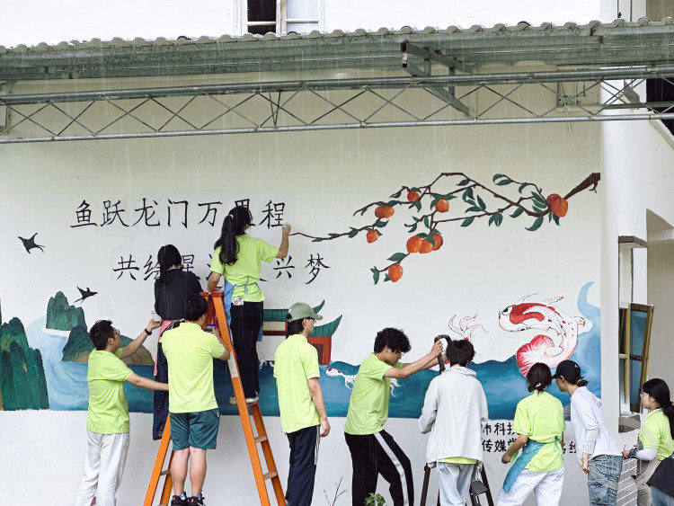 助力乡村振兴 这群大学生用笔“画”出和美乡村(图2)