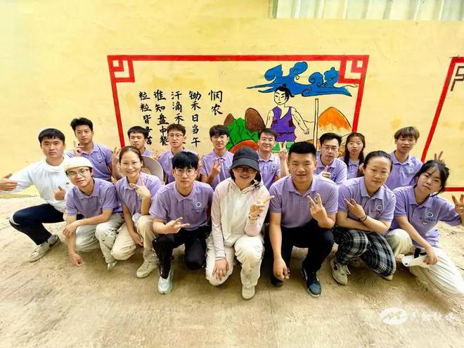 民勤:大学生巧手作墙绘 “扮靓”和美乡村(图3) 民勤:大学生巧手作墙绘 “扮靓”和美乡村(图3)