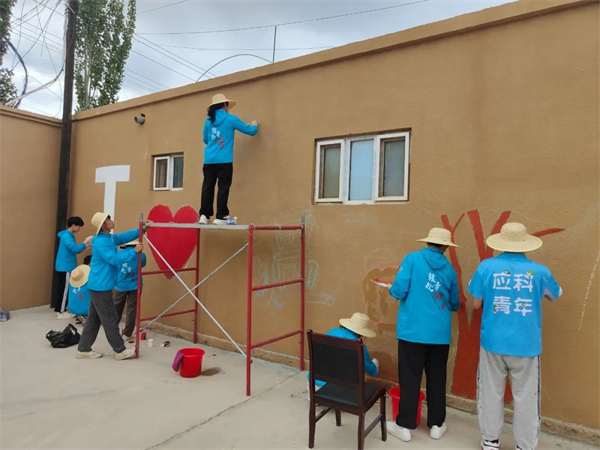 薪火相传作墙绘民族团结一家亲快来新疆阿图什打卡吧!(图4) 薪火相传作墙绘民族团结一家亲快来新疆阿图什打卡吧!(图4)