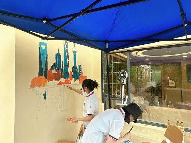 共绘清和之夏！“小画家”为特色街区增新颜(图2)