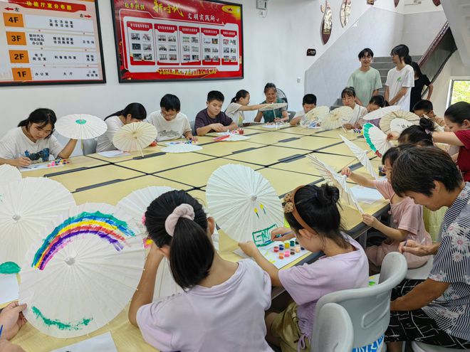 武汉大学生访聚赵李桥镇携手居民墙绘摹画美丽乡村(图3)