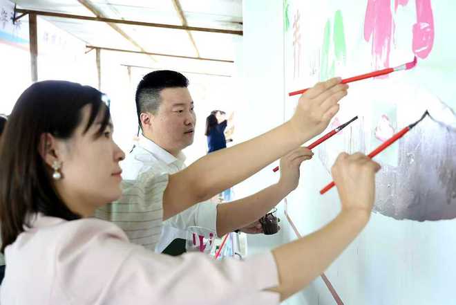 上海青年企业家代表在金山留下美丽画卷“公益服务”为老人晚年幸福添彩(图2) 上海青年企业家代表在金山留下美丽画卷“公益服务”为老人晚年幸福添彩(图2)