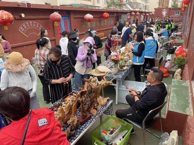 文明绘上墙 新风扑面来——威海荣成崖头街道开展移风易俗墙体彩绘志愿服务活动(图2)