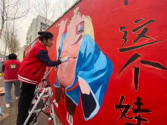 完工！超大哪吒墙绘就在日照这里→(图2)