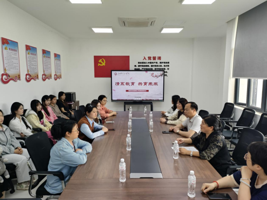 一面锦旗表感恩！万新社区来人文与艺术学院深化校地合作(图2)
