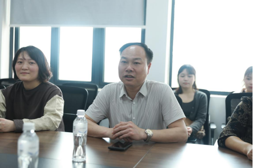 一面锦旗表感恩！万新社区来人文与艺术学院深化校地合作(图3)