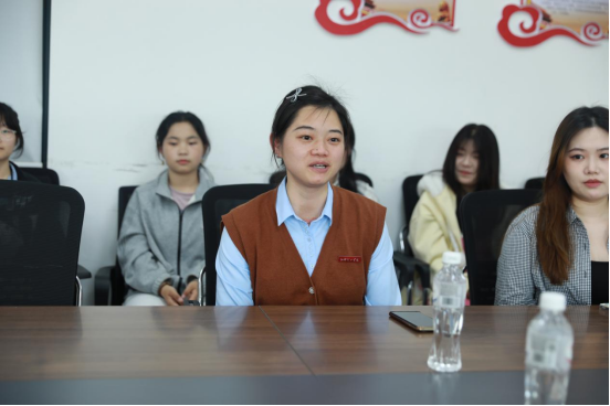 一面锦旗表感恩！万新社区来人文与艺术学院深化校地合作(图4)